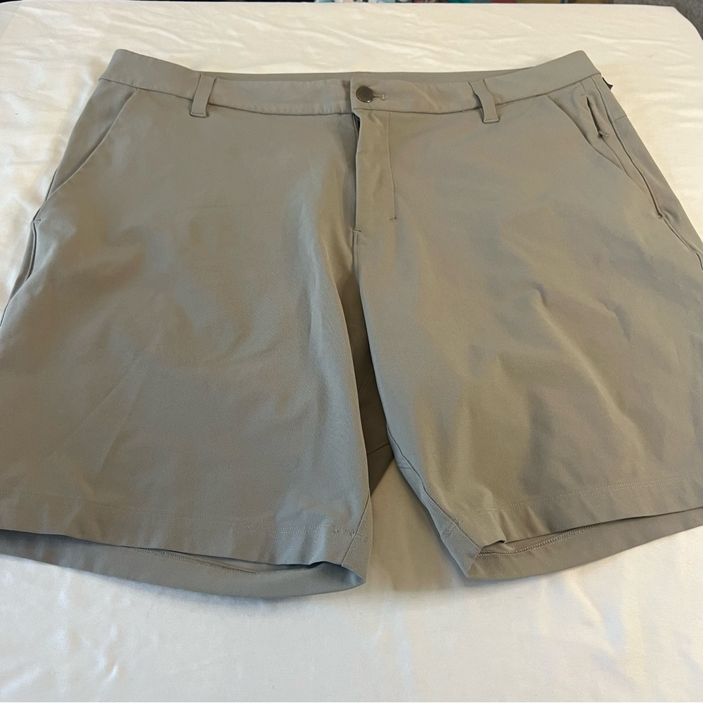 Lululemon Men’s Size 38 Gray Performance Golf Chino Shorts Stretch Zip Pocket